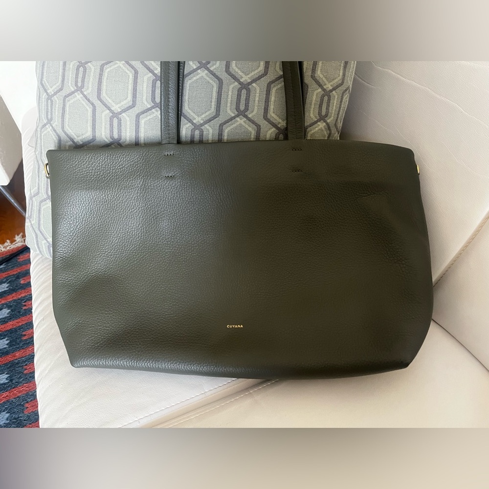 CUYANA SMALL EASY ZIPPER TOTE BAG IN DARK OLIVE